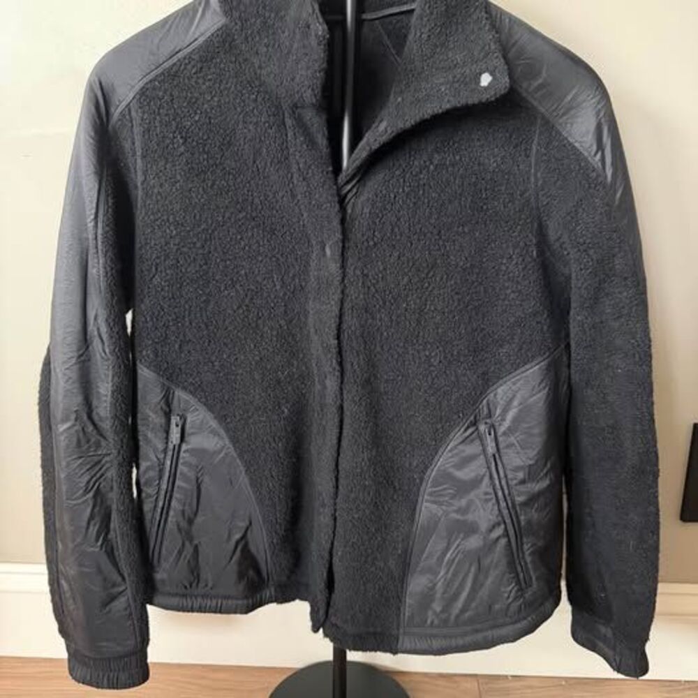 Women’s Lululemon Athletica Go Cozy Sherpa Wool Blend Button Down Black Size 4